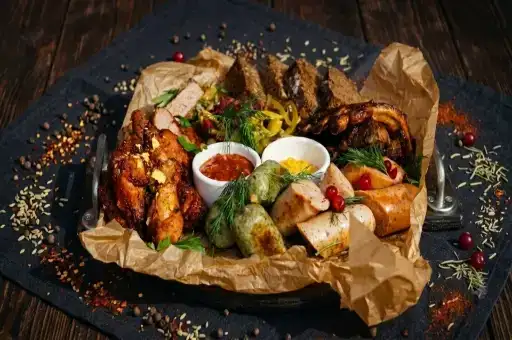 Огромный «Мясной сет L» (1600 г) на троих со скидкой 50% — от  61 BYN вместо ~122 BYN~! 🔥